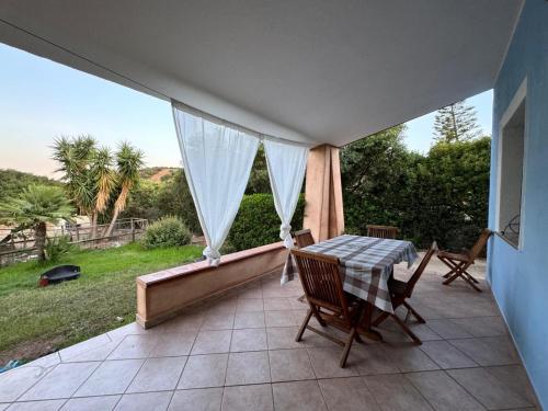 a patio with a table and chairs and a window at CASA DEPAU in Tertenìa