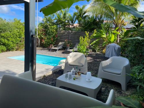 Bazén v ubytování Villa Jalna Zamana 2 chambres piscine privée jardin nebo v jeho okolí