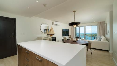 TV a/nebo společenská místnost v ubytování Amethyst Ocean View Condo
