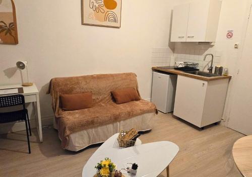 un petit salon avec un canapé et une cuisine dans l'établissement Le #2 Terracotta - Hypercentre, à Tours