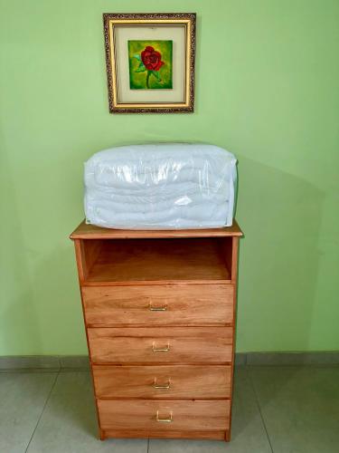 a dresser with a plastic bag on top of it at Apartamento con piscina, terraza y parking en las cercanías de Asunción in San Lorenzo