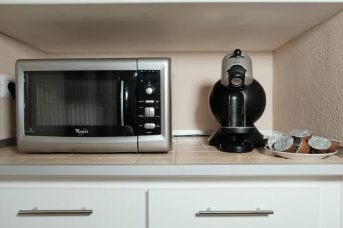 a microwave oven sitting on top of a counter at La Veranda Sul Mare Sardegna - Baia delle Mimose in Badesi