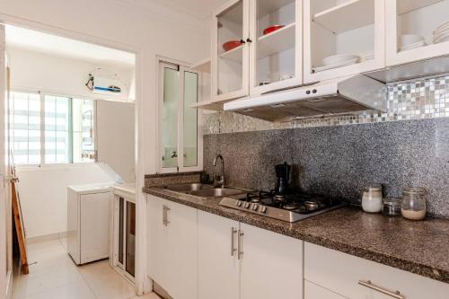 Η κουζίνα ή μικρή κουζίνα στο Luxury Ocean View Condo in Santo Domingo
