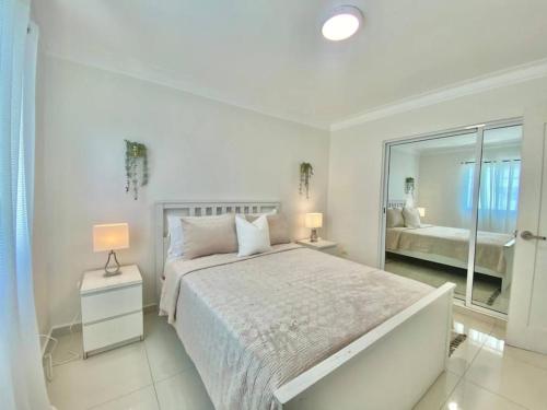 Ένα ή περισσότερα κρεβάτια σε δωμάτιο στο Luxury Ocean View Condo in Santo Domingo