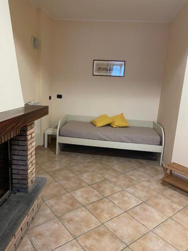 a bedroom with a bed with yellow pillows on it at RoMi's house in Colonna