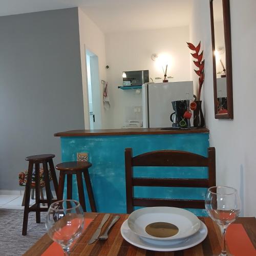 a table with a plate and two glasses on it at Studio8 Centro Paraty in Paraty