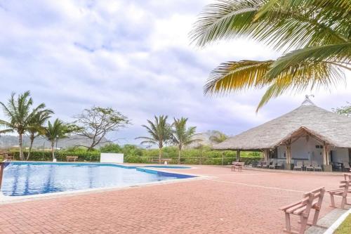 ハマにあるLujoso departamento Jama Manabí con vista al Marのガゼボとヤシの木があるリゾートプール