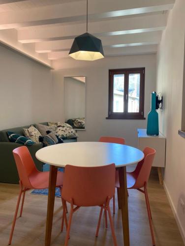 a living room with a table and chairs and a couch at Casa al Mare Calle Lunga 2 in Grado