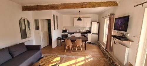 un salon avec un canapé et une table dans l'établissement Superbe 2 pièces45 m2 calme ensoleillé hypercentre, à Villers-sur-Mer