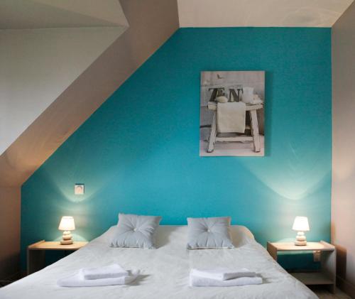 A bed or beds in a room at Hôtel Restaurant La Voile Bleue