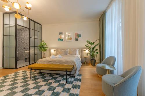Un dormitorio con una cama y dos sillas. en Muresenilor 9 Boutique - Old Town, en Brasov