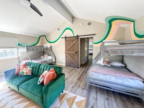 een kamer met een bank en 2 stapelbedden bij The Cowboy Cabana in Round Rock