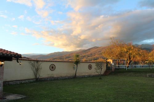 a house with a wall with a view of mountains at Casablanca in Candeleda