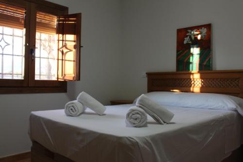 a bedroom with a bed with towels on it at Casablanca in Candeleda