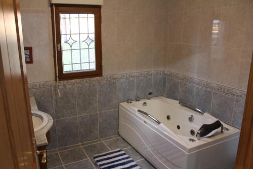 a bathroom with a bath tub and a toilet at Casablanca in Candeleda
