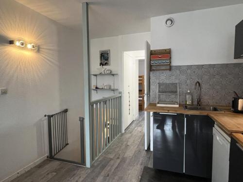 une cuisine avec un évier et un plan de travail dans l'établissement Résidence Le Tourmalet - maeva Home - Appartement 2 pièces 6 personnes - Sélection MAE-0421, à La Mongie