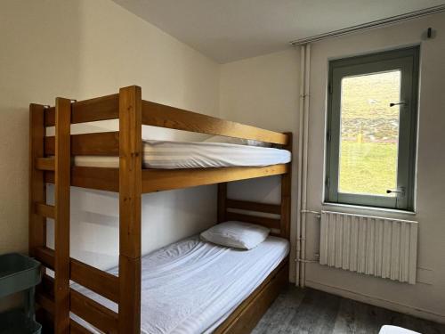 une chambre avec deux lits superposés et une fenêtre dans l'établissement Résidence Le Tourmalet - maeva Home - Appartement 2 pièces 6 personnes - Sélection MAE-0421, à La Mongie