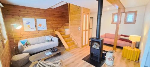 - un salon avec un canapé et un poêle à bois dans l'établissement Les Chalets de Flaine Hameau - maeva Home - Chalet 4 pièces 6 personnes - Prestige MAE-3971, à Flaine