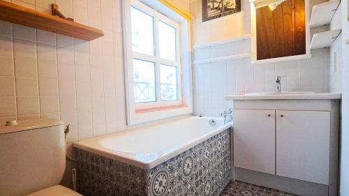 une salle de bain avec une baignoire, un lavabo et des toilettes dans l'établissement Les Chalets de Flaine Hameau - maeva Home - Chalet 4 pièces 6 personnes - Prestige MAE-3971, à Flaine