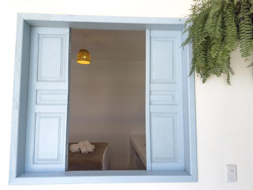 a room with a mirror and a table and a light at Pousada Vilab in Arraial d'Ajuda