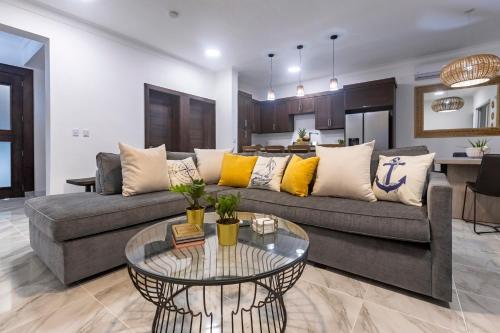 a living room with a couch and a table at Villa Ruby Bella in Sosúa