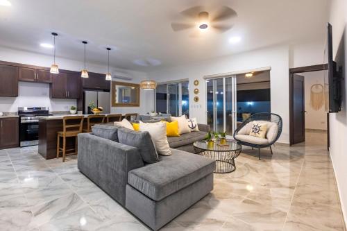 a living room with a couch and a kitchen at Villa Ruby Bella in Sosúa