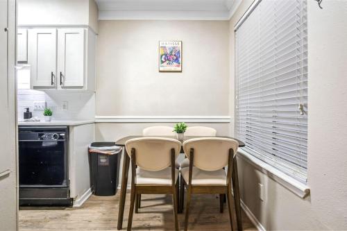 a dining room with a table and chairs in a kitchen at Contemporary 1BR 1Bat Pool Access in Austin