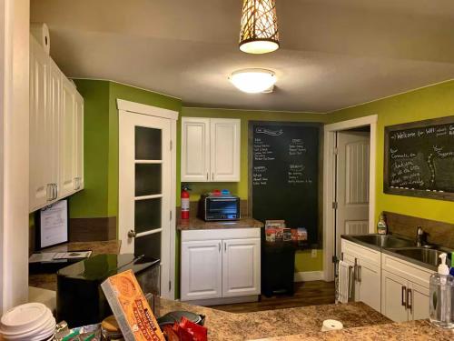 Η κουζίνα ή μικρή κουζίνα στο Licensed 2-Bedroom Suite Eco-Friendly Solar Home