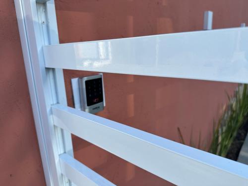 a white book shelf with a computer on it at Casa a 500 m da Orla de Atalaia em Aracaju - Village A in Aracaju