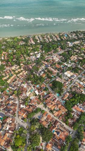 an aerial view of a city with houses and the ocean at Pousada Vilab in Arraial d'Ajuda