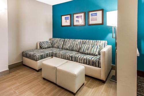 a living room with a couch and a blue wall at Comfort Suites of Las Cruces I-25 North in Las Cruces