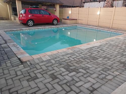 Bazén v ubytování Goldenside Guest House Rustenburg nebo v jeho okolí