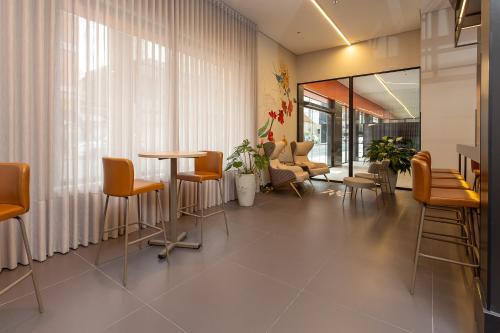 Un lugar para sentarse en Hotel Roochelle Convention By Nobile