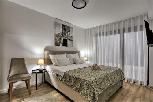 Postel nebo postele na pokoji v ubytování Villa Frantin - Heated Pool, Sauna, Hot Tub, Activites