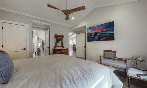 ein Schlafzimmer mit einem großen Bett und einem Deckenventilator in der Unterkunft The Fifth - Stunning Luxury Rental in Downtown Highlands NC in Highlands