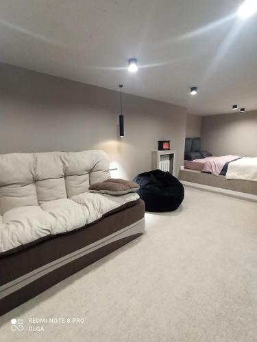 - un salon avec un canapé et 2 lits dans l'établissement Двухуровневые апартаменты в ЖК Керемет на Каспийском море, à Aktau