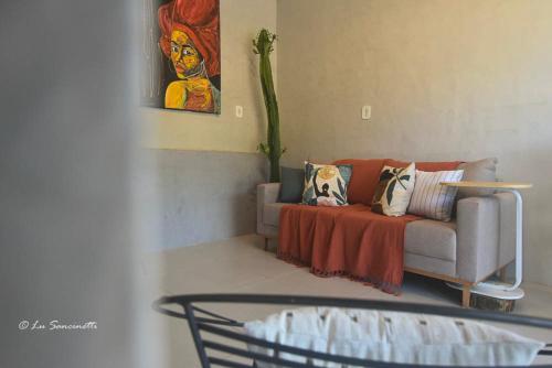 a living room with a couch and a table at Pousada Serra Grisante in Lençóis
