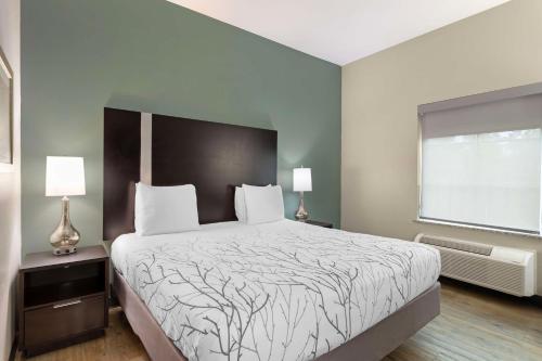 a bedroom with a large bed and a window at Best Western Casino Inn in Vinton