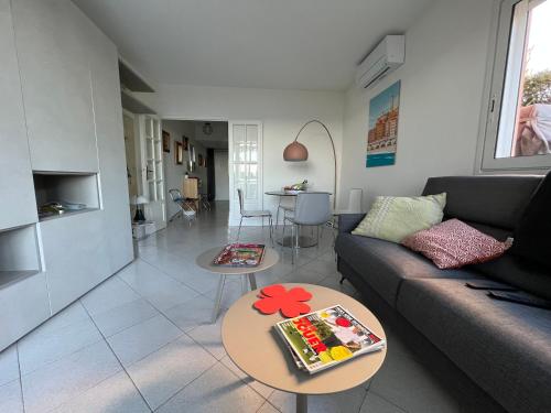un salon avec un canapé et une table dans l'établissement Le PAMELA face a la MER, à Menton