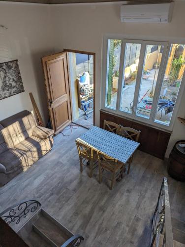 un salon avec une table et un canapé dans l'établissement Petit loft, à Elne