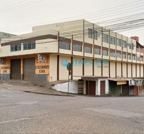 an old building on the side of a street at Fronteiras Hostel in Foz do Iguaçu