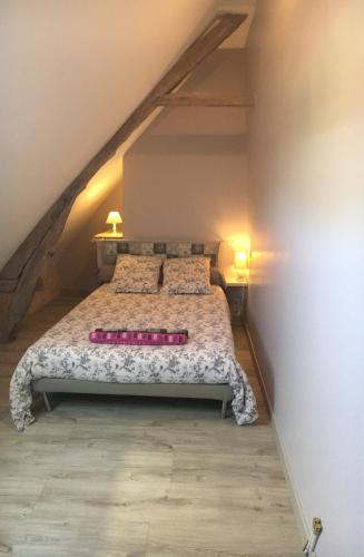 a bedroom with a bed in a attic at Les Gîtes du Villajou in Lachapelle-Auzac