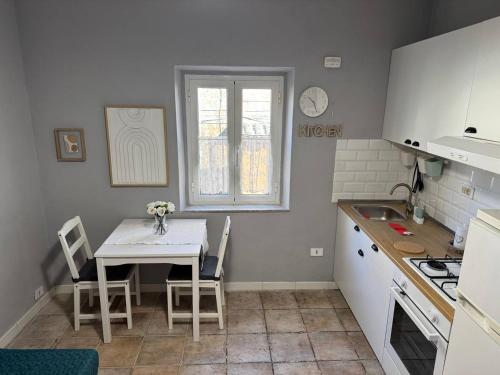a kitchen with a table and chairs and a window at NEpicentro in Nepi