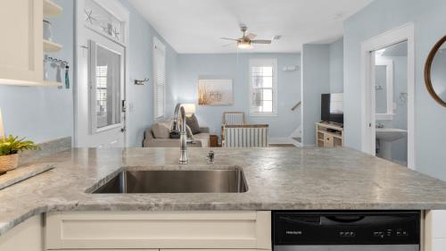 Køkken eller tekøkken på Salty Paws Bungalow