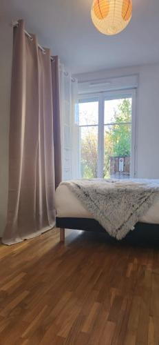 une chambre avec un lit et une fenêtre dans l'établissement Lovely & Cosy Appartement à Disneyland, à Montévrain
