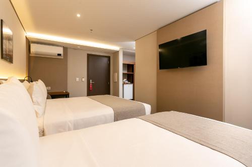 Una televisión o centro de entretenimiento en Hotel Roochelle Convention By Nobile