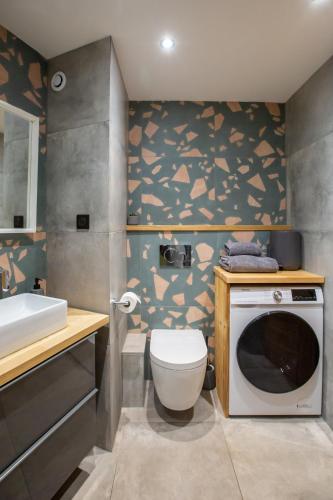 La salle de bains est pourvue de toilettes et d'un lave-linge. dans l'établissement Stylish 1 bed apartment with a view to die for!, à Morzine