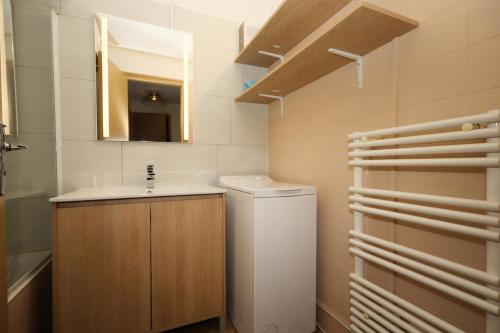 une salle de bain avec un lavabo, des toilettes et un miroir dans l'établissement Résidence Prarion 1 - Prarion 2 MAE-4874, aux Houches