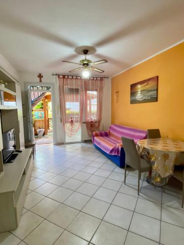 una sala de estar con una cama y una mesa en Angolo d amare, en Lido Adriano