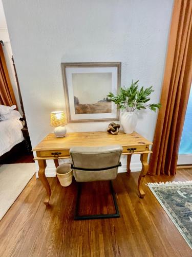 a wooden desk with a plant on it in a room at Villa de Siglo-Century Villa in Abilene